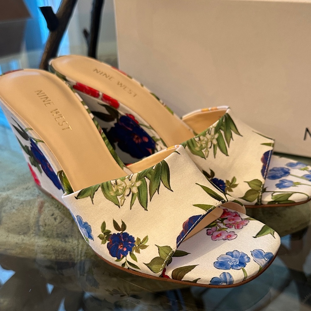 $95 Nine West Floral Wedge Sandals - Red and Green Sz 8 New In Box - Picture 13 of 16